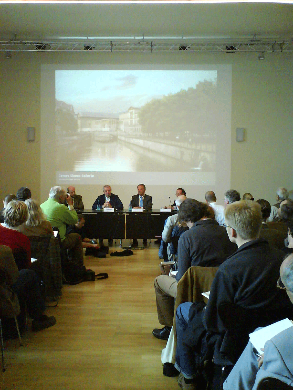 David Chipperfield, Klaus-Dieter Lehmann und Peter-Klaus Schuster stellen den Entwurf für die James Simon Galerie vor